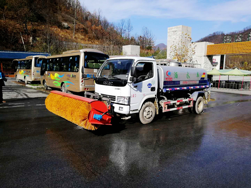 河南洛陽龍峪灣風(fēng)景區(qū)多功能灑水掃雪車案例