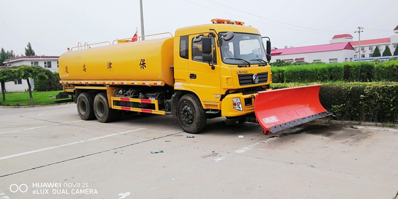 寶津高速后八輪灑水車帶推雪板案例