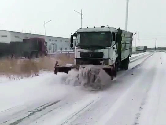 吸塵車(chē)帶掃雪滾刷除雪演示視頻