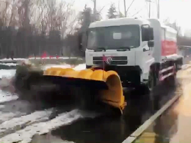 抑塵車(chē)帶重型推雪鏟推雪效果