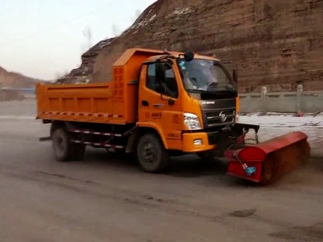 自卸車(chē)帶除雪滾刷清掃視頻